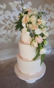 Large Ivory Wedding Cake 3 Tiers, Fresh Flowers in Apricot, Gum Leaves on Cake, Boho Vintage Cake, Rustic Wedding Cakes with Fresh Flowers, Classic Wedding Cake