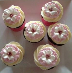 Cupcakes with Flowers, Pink cupcakes, Pretty Cupcakes, Wedding Cupcakes, Hydranger's on Cupcakes